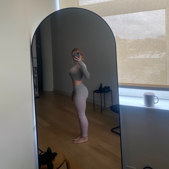 GymShark Light Grey/Light Pink 3 Piece Set: Crop Top, Sports Bra, and Leggings - Picture 3 of 10